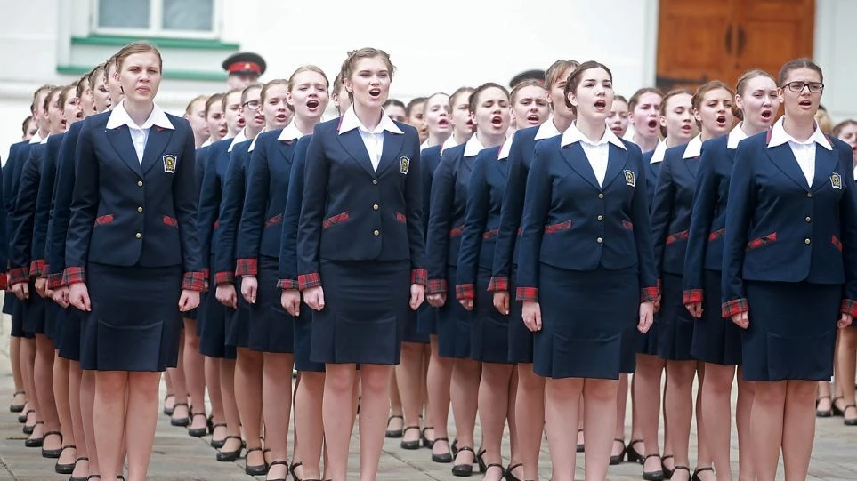 Πάνω από οκτώ στους δέκα Ρώσους είναι υπέρ της στολής στα σχολεία